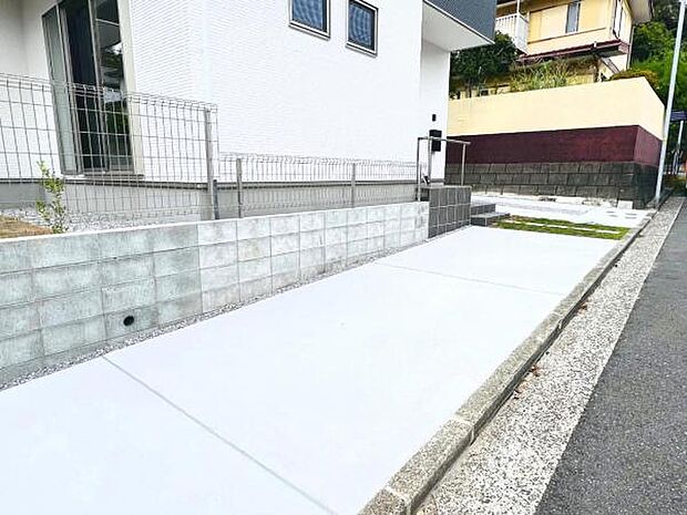 駐車場ももちろん完備しておりますのでお車所有の方にも心強いです。