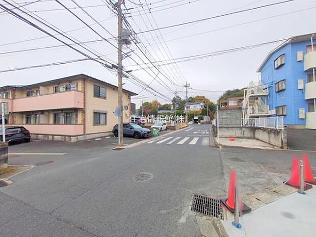 前面道路を含めた現地写真です。