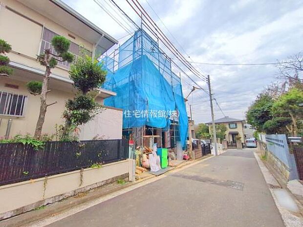 前面道路を含めた現地写真です。