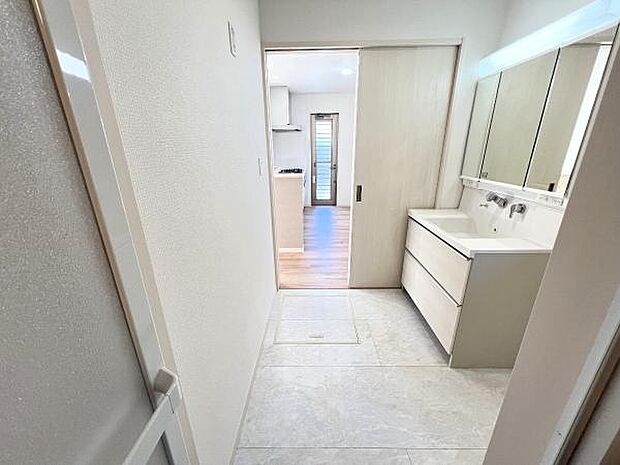 脱衣所は小さなお子様がいるご家庭にも重宝されます。