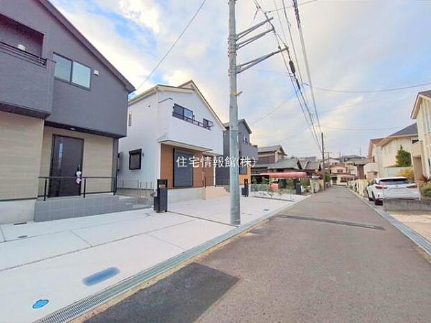 前面道路を含めた現地写真です。