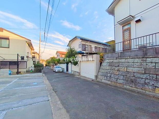 前面道路を含めた現地写真です。