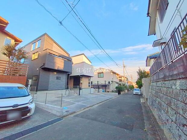 前面道路を含めた現地写真です。