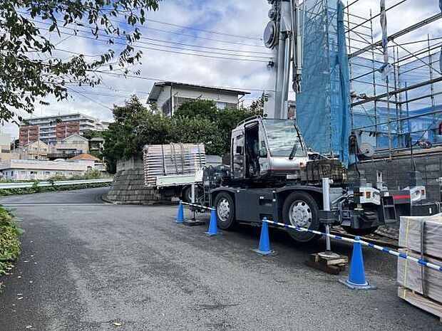 前面道路を含めた現地写真です。