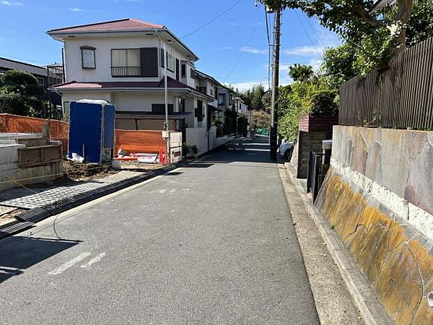 前面道路を含めた現地写真です。