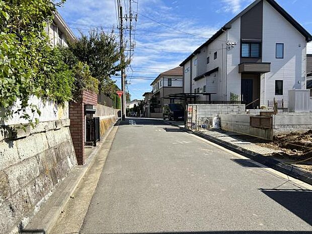 前面道路を含めた現地写真です。