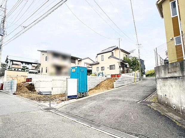 前面道路を含めた現地写真です。