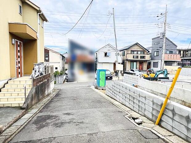 前面道路を含めた現地写真です。