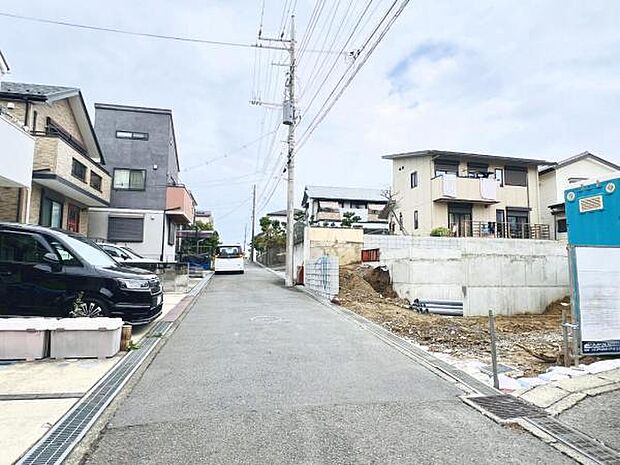 前面道路を含めた現地写真です。
