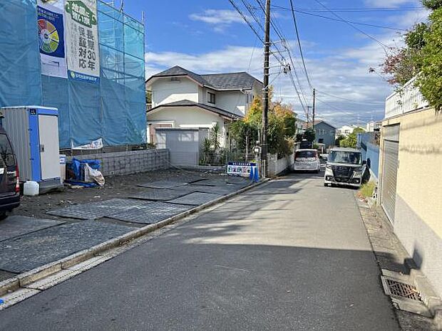 前面道路を含めた現地写真です。