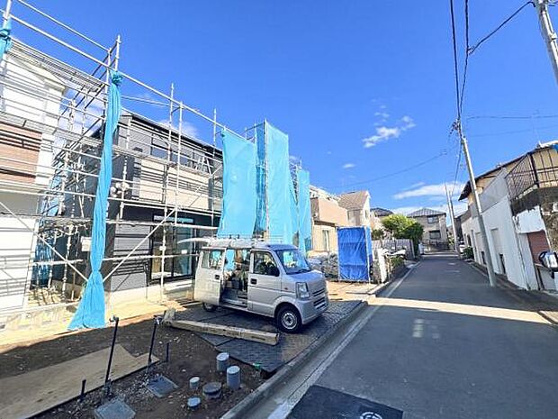 前面道路を含めた現地写真です。