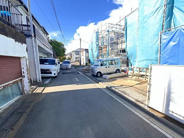 前面道路を含めた現地写真です。