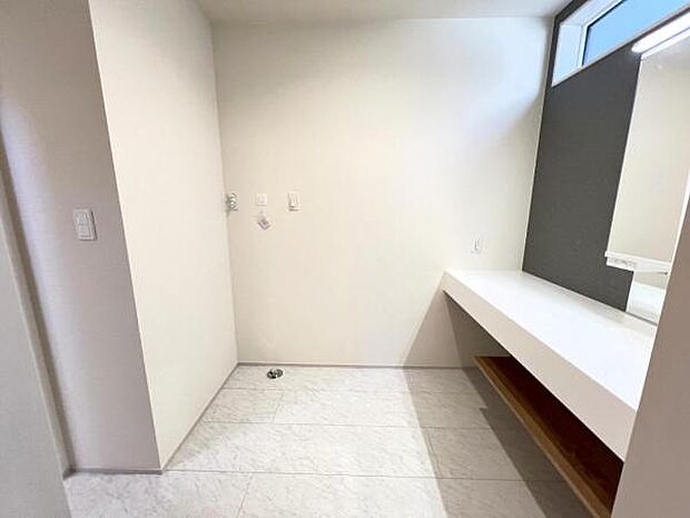 脱衣所は小さなお子様がいるご家庭にも重宝されます。