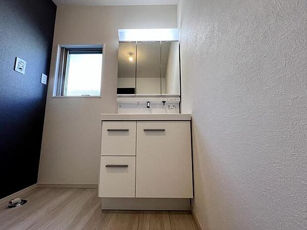 洗面化粧台です。朝の身支度から1日が始まります。