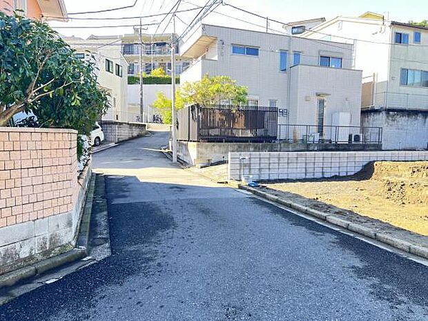 前面道路を含めた現地写真です。