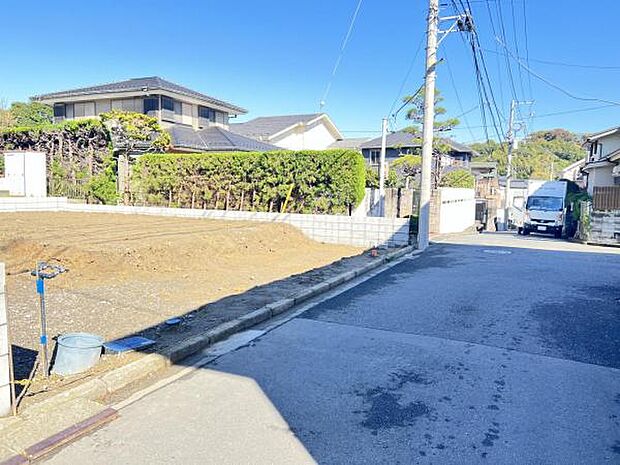 前面道路を含めた現地写真です。
