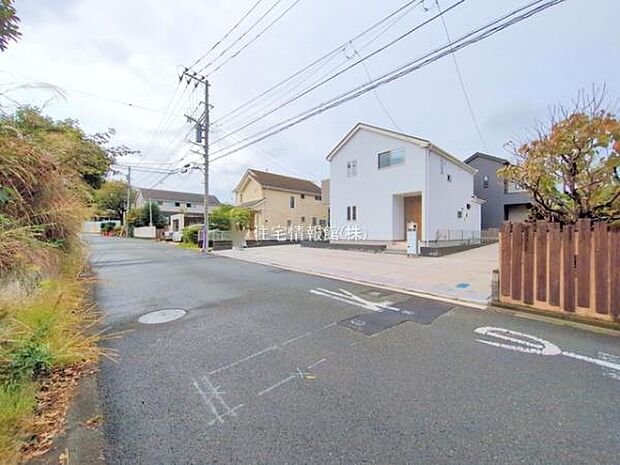 前面道路を含めた現地写真です。