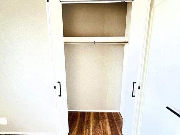 いつでもお部屋をスッキリお使い頂ける収納スペースを設置。