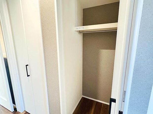 いつでもお部屋をスッキリお使い頂ける収納スペースを設置。