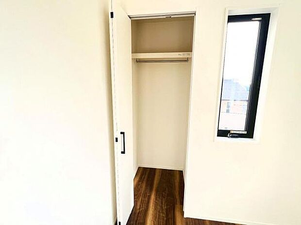 いつでもお部屋をスッキリお使い頂ける収納スペースを設置。