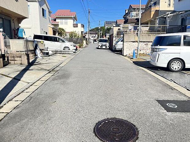 前面道路を含めた現地写真です。