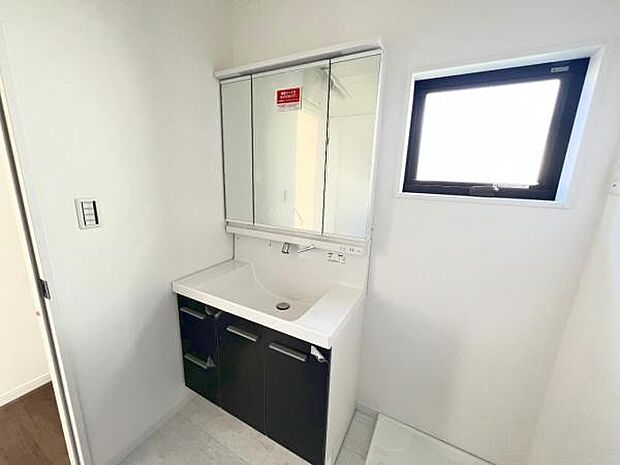 洗面化粧台です。朝の身支度から1日が始まります。