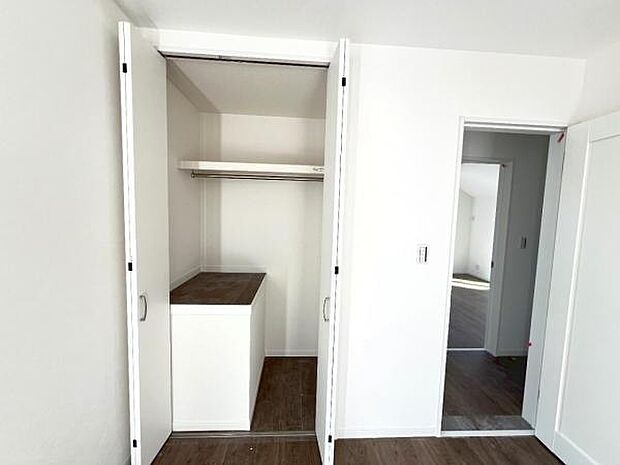 いつでもお部屋をスッキリお使い頂ける収納スペースを設置。