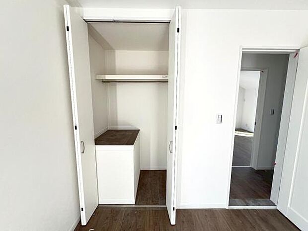 いつでもお部屋をスッキリお使い頂ける収納スペースを設置。