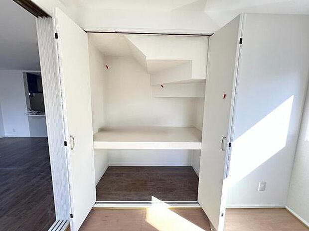 いつでもお部屋をスッキリお使い頂ける収納スペースを設置。