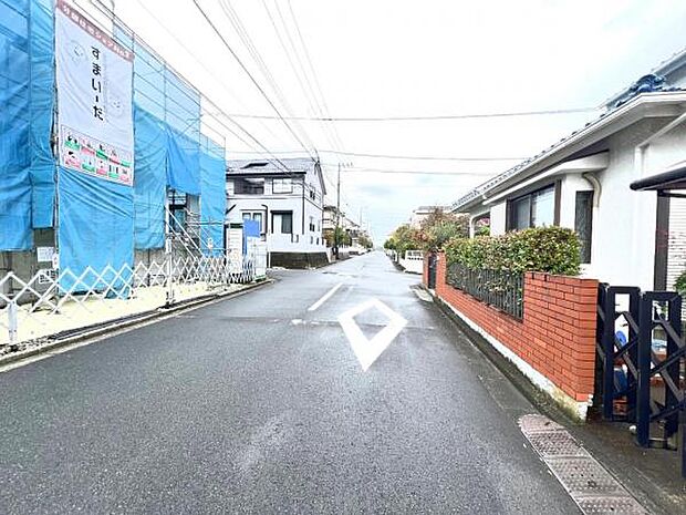 前面道路を含めた現地写真です。