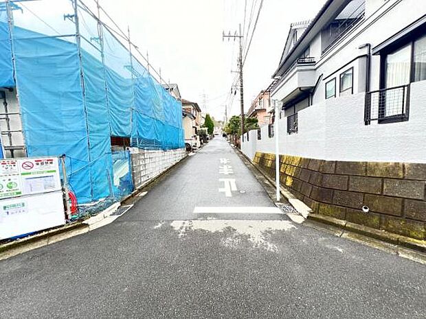 前面道路を含めた現地写真です。