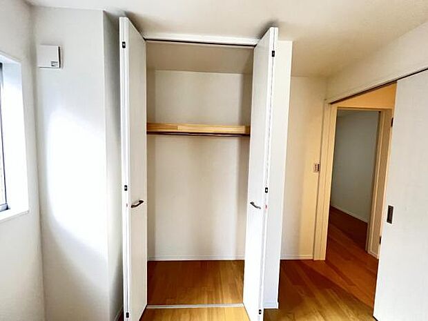 いつでもお部屋をスッキリお使い頂ける収納スペースを設置。