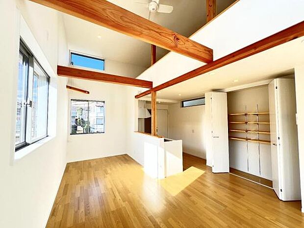 家族団らんの場所としてゆったりと居心地の良いリビングです。