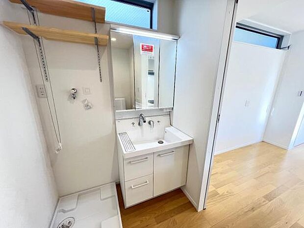 洗面化粧台です。朝の身支度から1日が始まります。