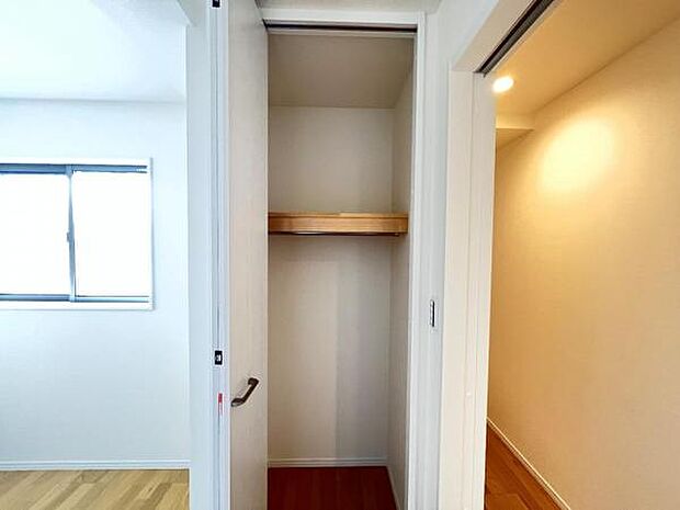 いつでもお部屋をスッキリお使い頂ける収納スペースを設置。