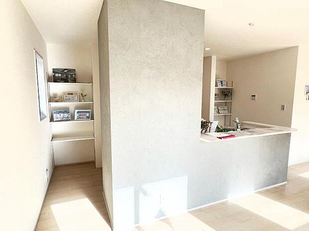 お食事中もキッチンと会話が楽しめるダイニングスペース。