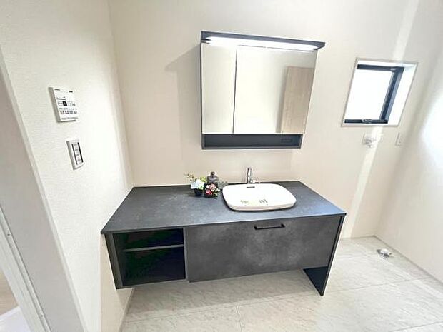 洗面化粧台です。朝の身支度から1日が始まります。