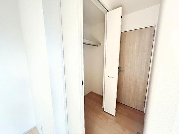 いつでもお部屋をスッキリお使い頂ける収納スペースを設置。