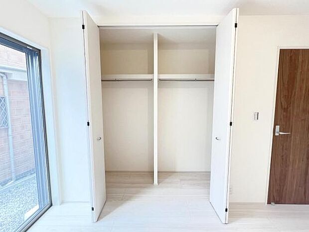 いつでもお部屋をスッキリお使い頂ける収納スペースを設置。