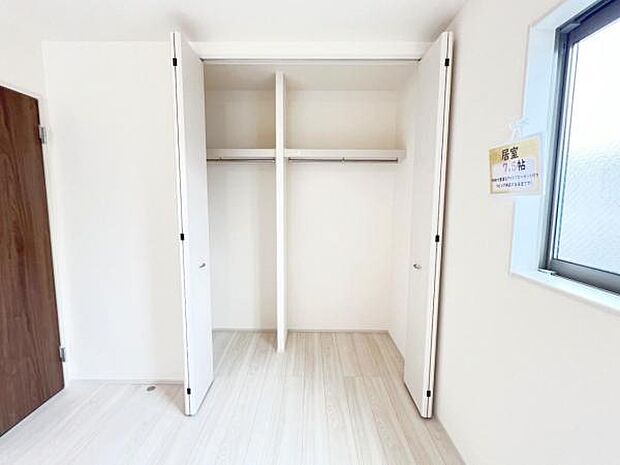 いつでもお部屋をスッキリお使い頂ける収納スペースを設置。