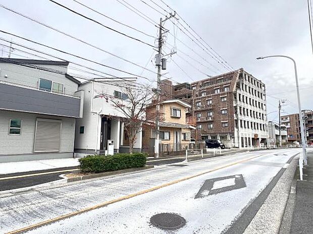 前面道路を含めた現地写真です。