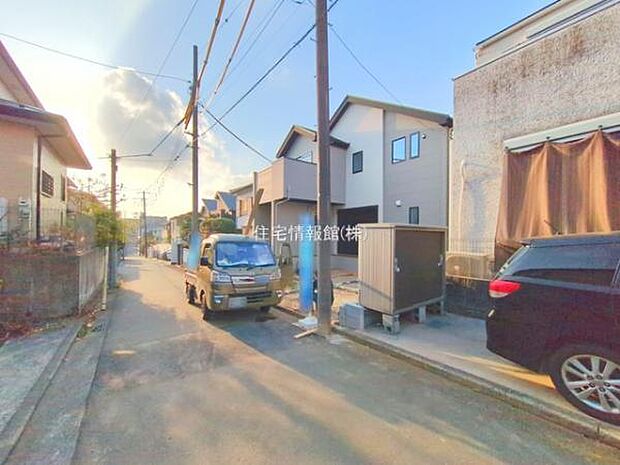 前面道路を含めた現地写真です。