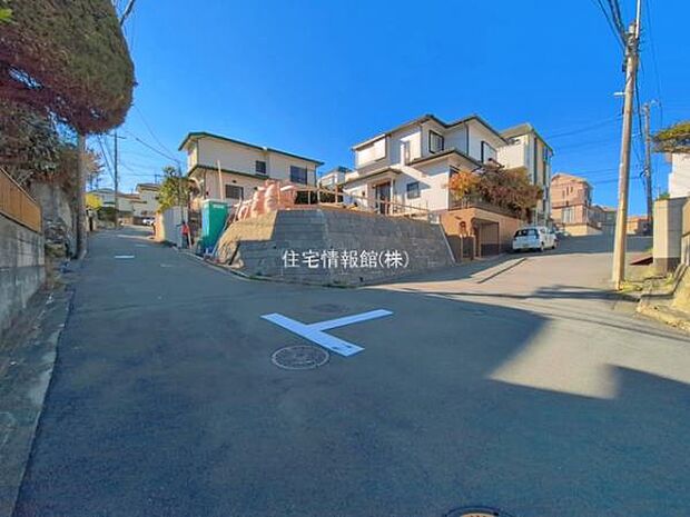 前面道路を含めた現地写真です。