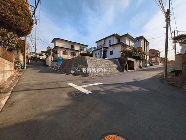 前面道路を含めた現地写真です。