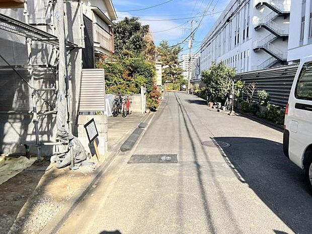 前面道路を含めた現地写真です。