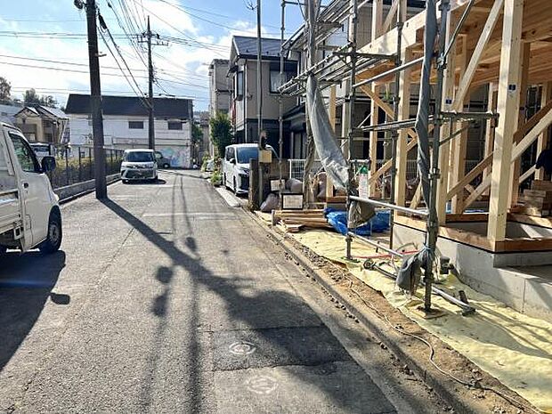 前面道路を含めた現地写真です。