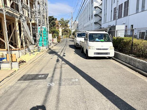 前面道路を含めた現地写真です。