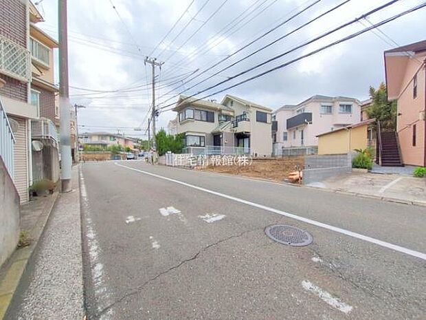 前面道路を含めた現地写真です。