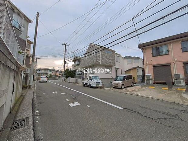前面道路を含めた現地写真です。