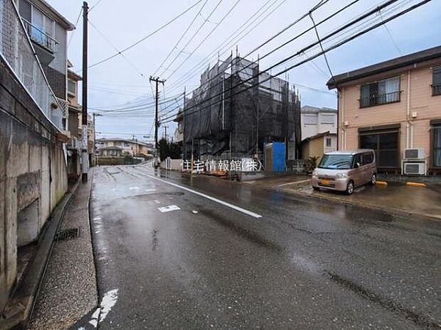 前面道路を含めた現地写真です。